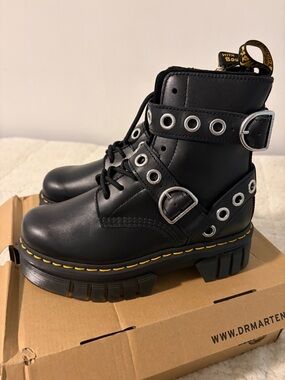Dr. Martens Women’s Audrick 8-Eye Leather 
US 8 Hardware Platform (NEVER WORN)